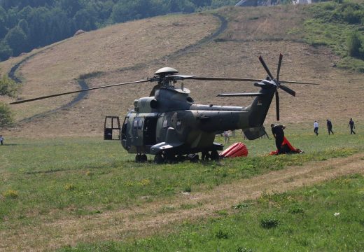 Borba bez predaha: Dva helikoptera MUP-a Srbije pridružili se gašenju požara na Tjentištu (Video)