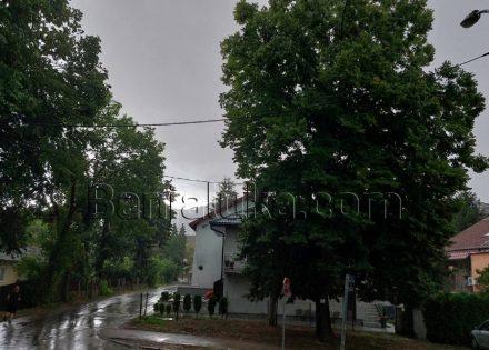 Nevrijeme u Banjaluci: Pada jaka kiša, na ulicama kolaps (Video)