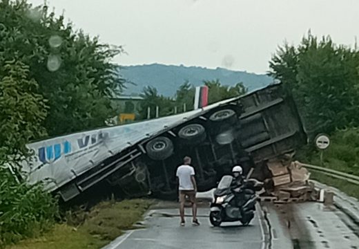 Doboj: Prevrnuo se šleper