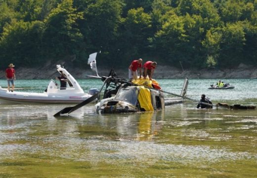 Ronilački tim odradio posao: Izvučen helikopter OS BiH iz Jablaničkog jezera