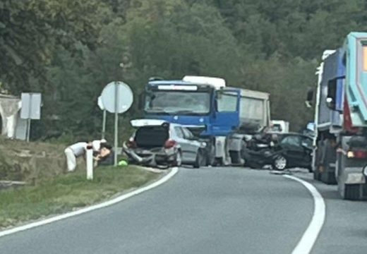 Saobraćajna nezgoda: U sudaru kamiona i četiri automobila sedam povrijeđenih