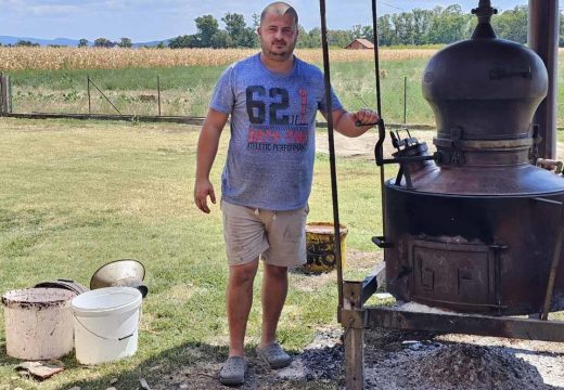 Procurila Duškova “Zlatna trešnja”: Duškova rakija od trešnje (Foto)