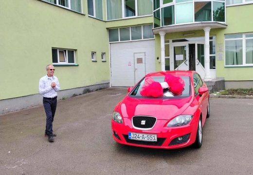 Šef kome se divi cijeli region: Vlasnik firme radniku za rođendan poklonio automobil