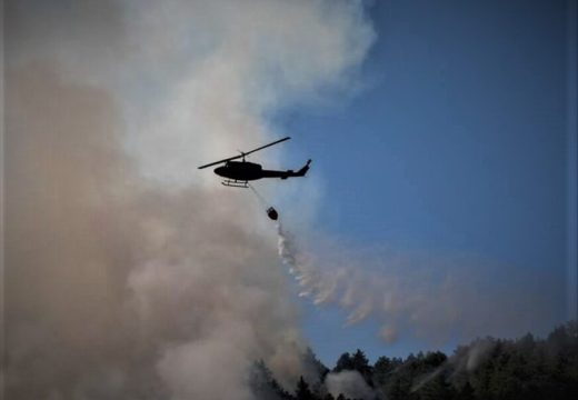 Očekuje se pomoć helikoptera: Požar kod Srebrenice se širi, vatrogasci ne mogu da ga ugase sami