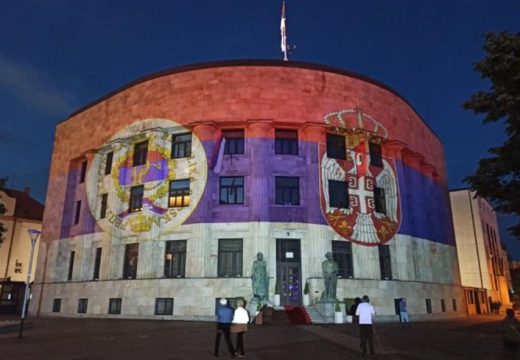 Banjaluka: Palata Republike u bojama zastava Republike Srpske i Srbije