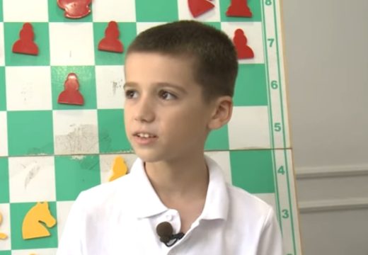 Takmiči se u znatno ozbiljnijim kategorijama od svoje: David Perić (10) obožava šah i samo niže uspjehe, a svaku odigranu partiju zapamti do posljednjeg detalja(VIDEO)