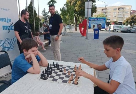 Bijeljina: Odigrana “šahovska simultanka za izvrsnost” (Foto)