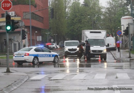 Saobraćaj: Mokri kolovozi, opasnost od odrona u usjecima