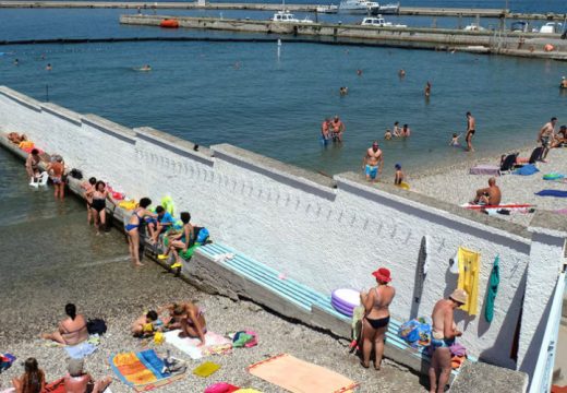O ovoj plaži su pisane knjige: Plaža na kojoj su muškarci i žene odvojeni zidom; Tršćani je ne bi dali ni za šta