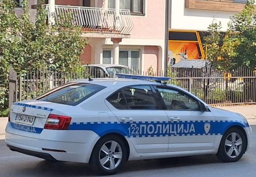 Haos u Doboju: Pijan i drogiran sjekirom napao policajce