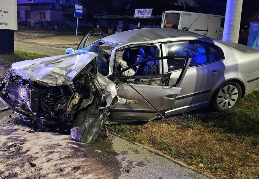 Sudar sa kamionom: Vatrogasci rezali auto da izvuku vozača