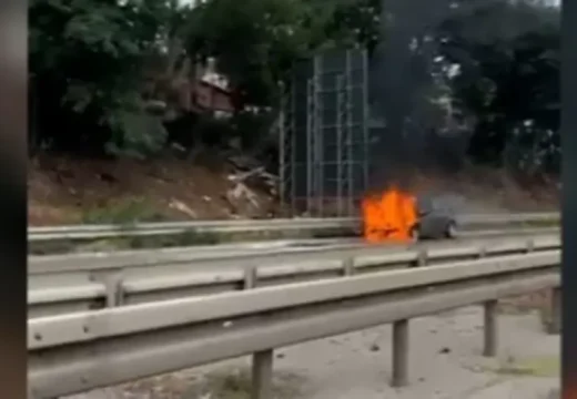 Vatra kulja iz haube: Drama na isključenju sa auto-puta, gori automobil u Beogradu