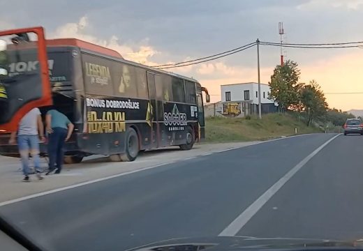 Srećom nema povrijeđenih: Kod Banjaluke se zapalio autobus, intervenisali vatrogasci (Video)