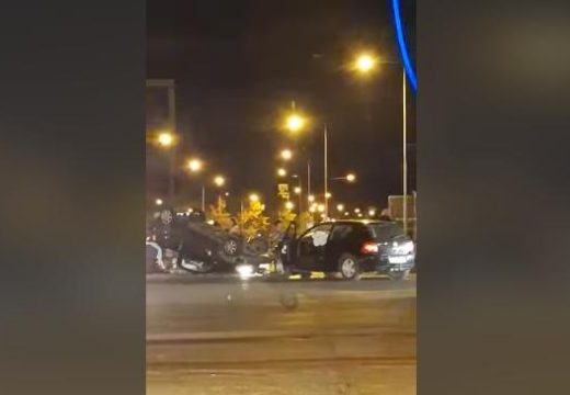 Hitna i vatrogasci na terenu: Težak udes u Banjaluci, automobil završio na krovu (Video)