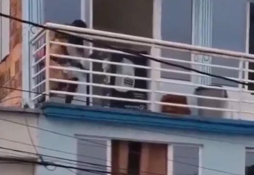 Na balkon, pa u kutiju: Snimak ljubavnice koja se skriva postao viralan (Video)