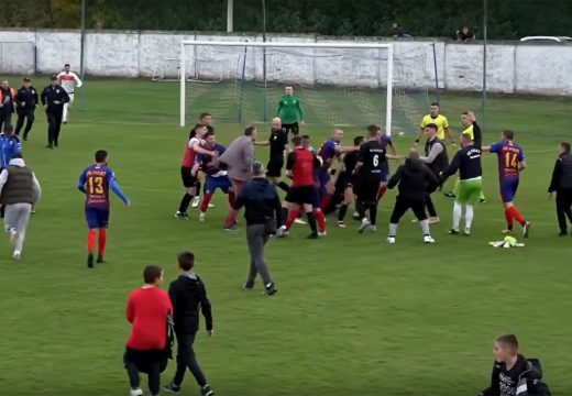 Intervenisala policija: Masovna tuča fudbalera, ne zna se ko koga bije (Video)