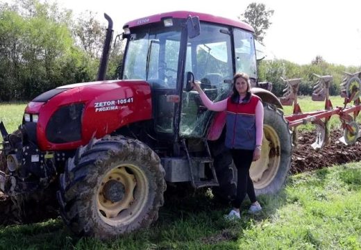 Život na jednom prijedorskom selu: Ivana vozi traktor, brine o imanju, ali i svoje troje djece (Foto)