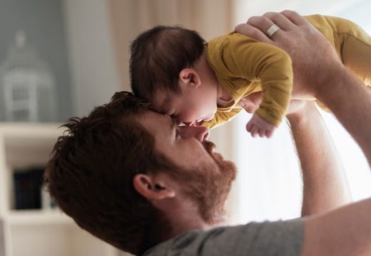 Stari običaj: Zbog čega se muškarcima cijepa majica kada postanu očevi?