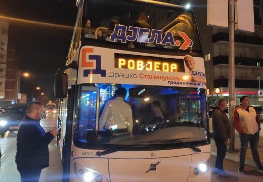 Pobjednički autobus stigao na Trg Krajine: Stanivukovićeve pristalice slave (Foto/Video)