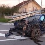 Teška saobraćajka kod Prijedora: Udario u stub pa u znak, motor ispao (Video)