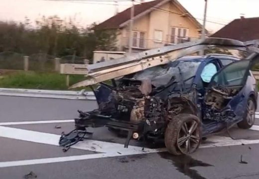 Teška saobraćajka kod Prijedora: Udario u stub pa u znak, motor ispao (Video)