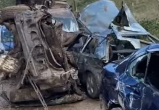 Zgužvani kao limenke: Izvučena vozila nakon kataklizme u Jablanici (Video)