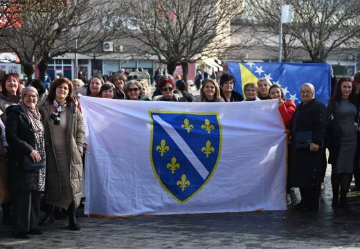 Prijavljene zbog provokacije: U centru Banjaluke ratne zastave BiH, policija reagovala (Foto)