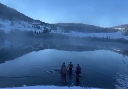 Za njih nema zime: Hrabri momci na -15 otvorili sezonu kupanja na Kukavičkom jezeru (Video)