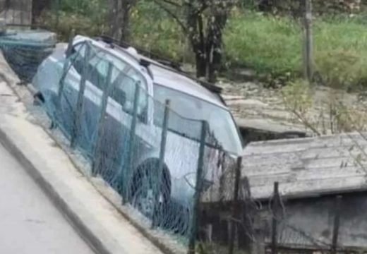 Nesvakidašnja nezgoda u BiH: Umjesto u garažu, uletio u tuđe dvorište (Video)