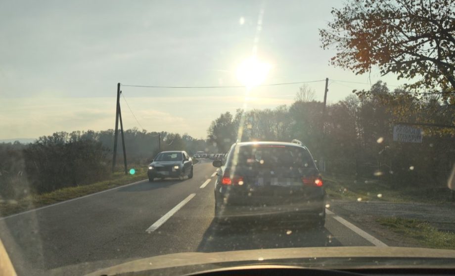 Sudar na putu Bijeljina - Ugljevik, vozilo završilo u kanalu (FOTO)