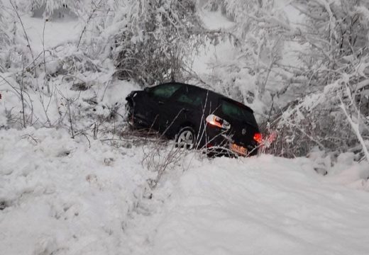 Ribnik: Automobil završio u kanalu