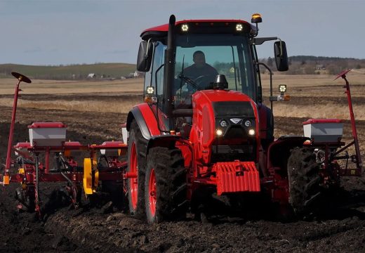 Bavi se proizvodnjom mlijeka, mesa i žitarica: Farmi “Glušica” podrška za nabavku traktora “Belarus”