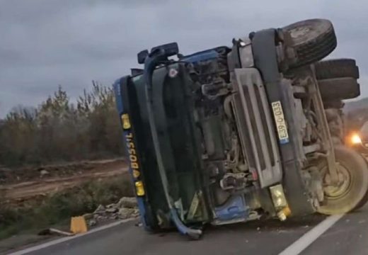 Vozači, oprez u ovom dijelu BiH: Kamion se prevrnuo, stvorila se velika gužva