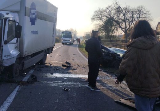 Vozilo završilo u kanalu: Sudar na putu Bijeljina – Ugljevik (Foto)