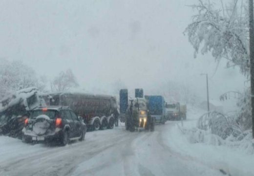 Teška situacija u okolini Banjaluke: Na Manjači kamion sletio s puta, saobraćaj obustavljen