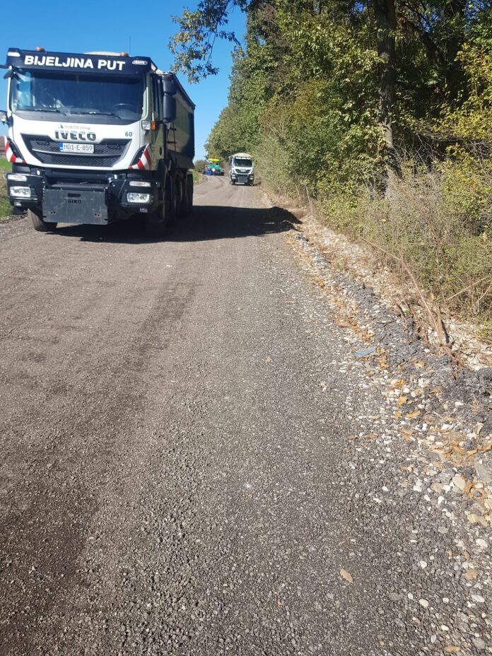 Putevi Republike Srpske: Mještani zahvalni Milanu Dakiću za asfaltiranje puta između Dragaljevca i Magnojevića (foto)