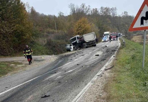 “Golf” smrskan, stradala žena za volanom: Jezivi prizori s mjesta stravičnog sudara kamiona i automobila kod Dervente (Foto)