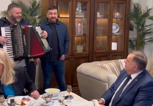 Dodik uz harmoniku zapjevao za pobjedu Trampa: “Ne može nam niko ništa” (Video)