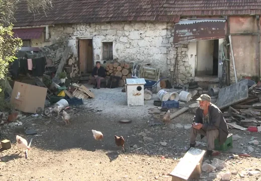 Potrebna pomoć porodici Sudžum: Kako će dočekati zimu, ni sami ne znaju