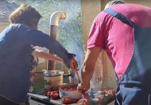 Srbija: Srpska snajka iz plemena Zulu pokazala kako se pravi ajvar (Video)
