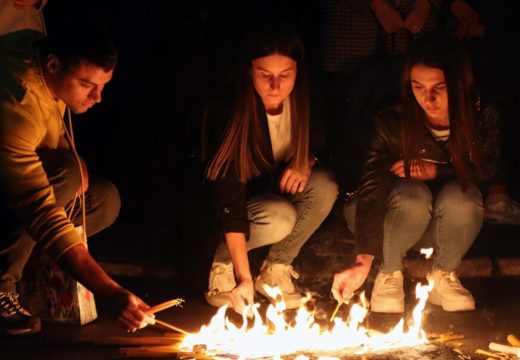 Tuga ujedinila region: Građani Tuzle i Podgorice pokazali solidarnost nakon tragedije u Novom Sadu, 140 svijeća u bojama srpske zastave
