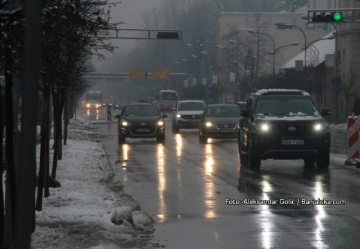 Upozorenje za vozače: Putevi mokri i klizavi, opasnost od odrona