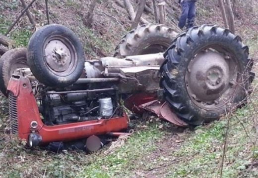 Hronika: Vozač poginuo u prevrtanju traktora