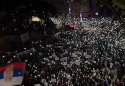 Brojni studenti i građani ispred RTS-a: “Ne lažite mi dedu” (Video)