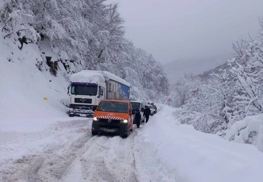 Bez hrane i vode:  kamiona zaglavljeni već dva dana na Majevici