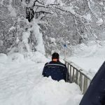 Snijeg pravi probleme: Monteri “Elektrokrajine” u borbi sa visokim snijegom, preduzeće izdalo apel (Foto/Video)