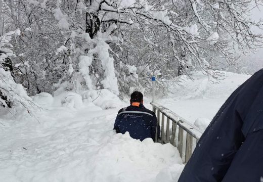 Snijeg pravi probleme: Monteri “Elektrokrajine” u borbi sa visokim snijegom, preduzeće izdalo apel (Foto/Video)