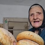 Baka Mirjana (99) oduševila ljude:  Pred goste iznijela domaći hljeb koji je sama umijesila, njen gest izmamio suze (Video)