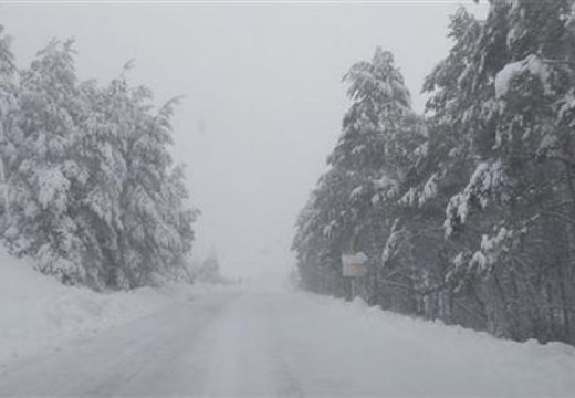 Snijeg neprestano pada: Selo Poljice bez struje, seoski putevi zameteni