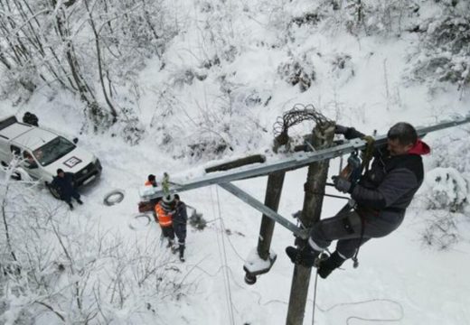 Snijeg ugasio struju u više dijelova Srpske: “Riješimo jedan, pojavi se drugi kvar”